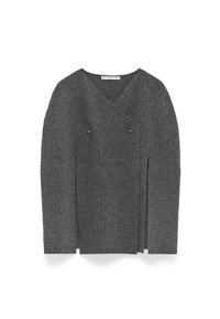 Mörkgrå ribbad stickad kofta med asymmetrisk framsida, två knappar och långa ärmar, liggande platt på vit bakgrund.