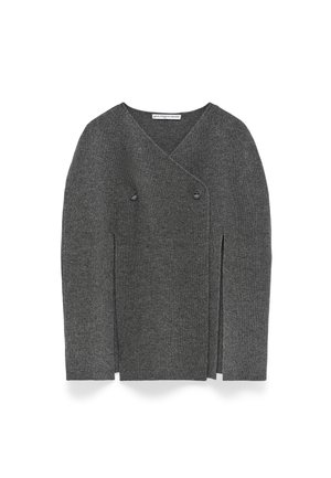Donkergrijze geribbelde gebreide cardigan met een asymmetrische voorkant, twee knopen en lange mouwen, plat gelegd op een witte achtergrond.