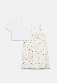 Λευκό κοντομάνικο τοπ cropped σετ με κρεμ αμάνικο φόρεμα με κόκκινα και μαύρα λουλουδένια σχέδια.