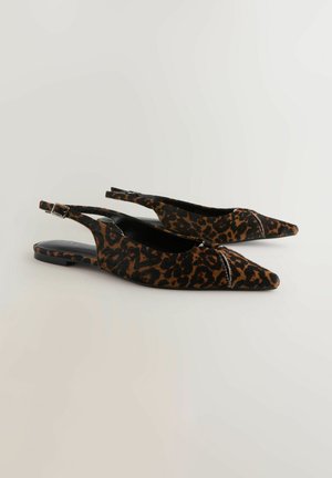 Bőrhatású velúr anyagból készült, leopárdmintás slingback cipő hegyszerű orral és alacsony, lapos sarokkal. Vékony bokapánttal és csattos díszítéssel rendelkezik.