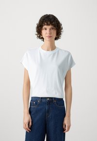 Marc O'Polo DENIM - CUT ON SHORTSLEEVE ROUNDNECK - Jednoduché tričko - silky white Miniatura obrázku 1