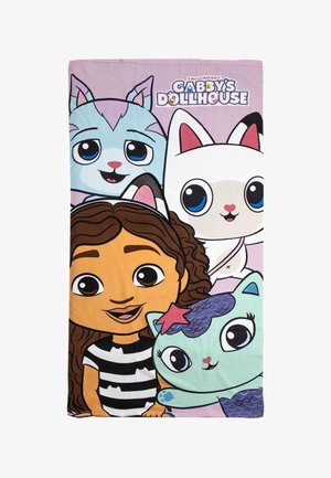 Gabby's Poppenhuis-deken heeft kleurrijke cartoonfiguren: een meisje met bruin haar in een gestreept shirt, een roze kat en een turquoise kat met vinnen.