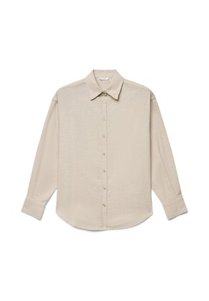 Camicia beige a maniche lunghe con bottoni, colletto appuntito e polsini con bottoni, stesa in piano con il davanti rivolto verso l'alto su uno sfondo bianco.