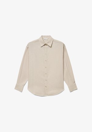 Beige langärmliges Hemd mit Knöpfen, spitzem Kragen und geknöpften Manschetten, flach liegend mit Vorderseite nach oben auf weißem Hintergrund.