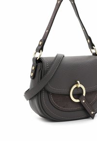 Dunkelgraue Leder-Umhängetasche mit strukturiertem Design, Suede-Akzenten, goldenen Beschlägen und einem kreisförmigen dekorativen Ring-Detail.