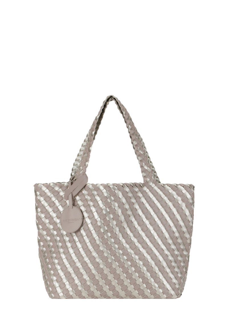 Vävd tote väska i ljusgrått med silverdetaljer, med två robusta handtag och en rund tagg fäst för varumärkesidentifiering. Texturerad yta.