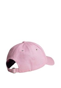 Cappellino da baseball rosa con corona arrotondata, cinturino regolabile, fori di ventilazione sui lati e visiera leggermente curva.