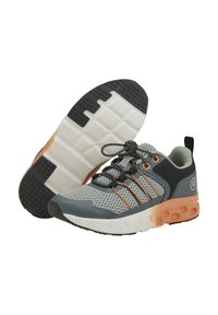 Buty sportowe z szaro-siatkowym wierzchem, pomarańczowymi akcentami, czarną podeszwą z teksturowanym gripem oraz elastycznymi sznurowadłami zapewniającymi pewne dopasowanie.