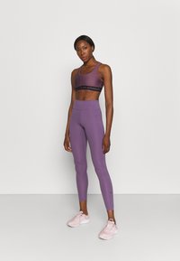 Under Armour CROSSBACK MID  - Sutiã desportivo de suporte médio - purple/black