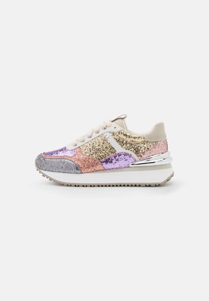 Platformsneakers med flerfarvede glimmerpaneler i guld, lilla, pink og grå, hvide snørebånd og en sølvmetallic hælaccent.