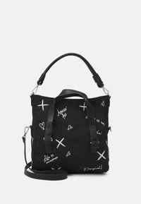 Schwarze Handtasche mit weißem handgeschriebenem Text und grafischen Akzenten. Verfügt über doppelte Griffe und einen abnehmbaren Schultergurt. Hergestellt aus strapazierfähigem Material.