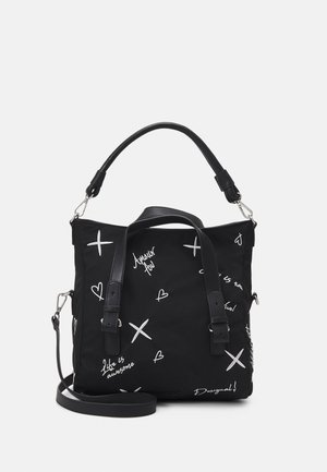 Schwarze Handtasche mit weißem handgeschriebenem Text und grafischen Akzenten. Verfügt über doppelte Griffe und einen abnehmbaren Schultergurt. Hergestellt aus strapazierfähigem Material.