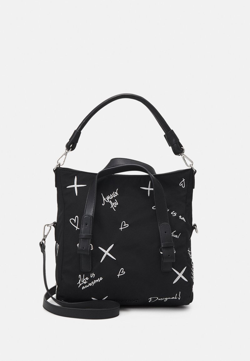 Schwarze Handtasche mit weißem handgeschriebenem Text und grafischen Akzenten. Verfügt über doppelte Griffe und einen abnehmbaren Schultergurt. Hergestellt aus strapazierfähigem Material.