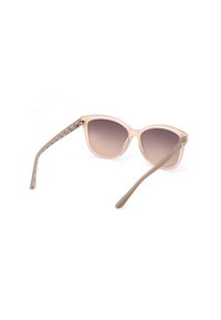 Ochelari de soare căprui deschis, cu lentile degrade, de forma mare a ochilor de pisică, și embellisment texturat pe brațe. Material plastic.