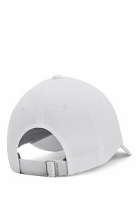 Hvid baseballcap med en rund krone, tekstureret stof og en grå underside. Justerbar rem bagpå med en metalspænde.