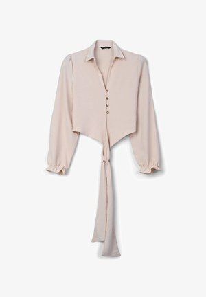 Blusa croppata rosa chiaro, maniche lunghe con polsini arricciati, colletto, chiusura frontale con bottoni e dettaglio in vita annodato. Tessuto dalla trama liscia.