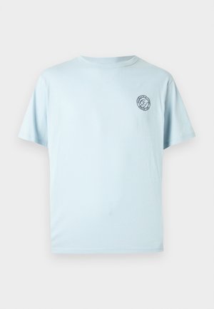 T-shirt de algodão azul claro com decote redondo e mangas curtas. Apresenta um pequeno logótipo impresso no lado esquerdo do peito.