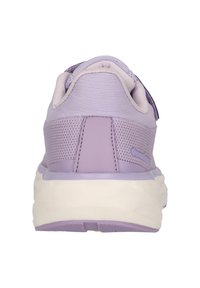 Violetti urheilukengät, joissa on hengittävä verkkomateriaali, vahvistettu kantapää ja valkoinen pehmustettu pohja. Velcro-nauha varmistaa turvallisen istuvuuden.