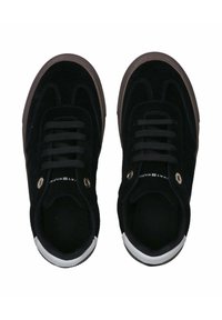 Sneakers in suede nero con design a bassa cima, dotati di lacci grigi, una punta in gomma bianca e dettagli metallici sui lati.