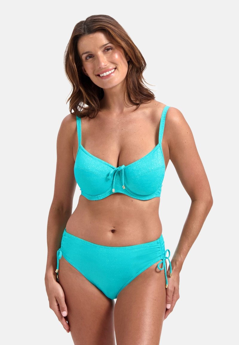 Conjunto de bikini turquesa que incluye un top de sujetador con tirantes ajustables y un lazo decorativo, complementado con unas braguitas de cintura alta con lazos laterales.