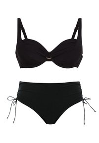 Schwarzes Bikini-Set mit einem gedrehten Bandeau-Oberteil, das mit einem goldenen Ringakzent verziert ist, und einem hochgeschnittenen Unterteil mit verstellbaren Seitenschnüren. Glatte Textur.