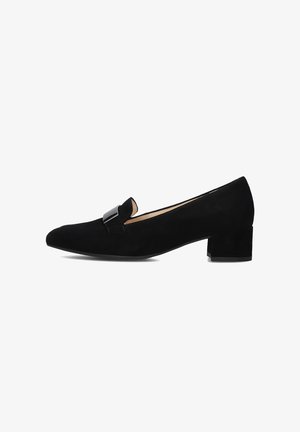 Zwarte suède lage hakken dames loafer met vierkante metalen gespdetail aan de voorkant en een blokhak.