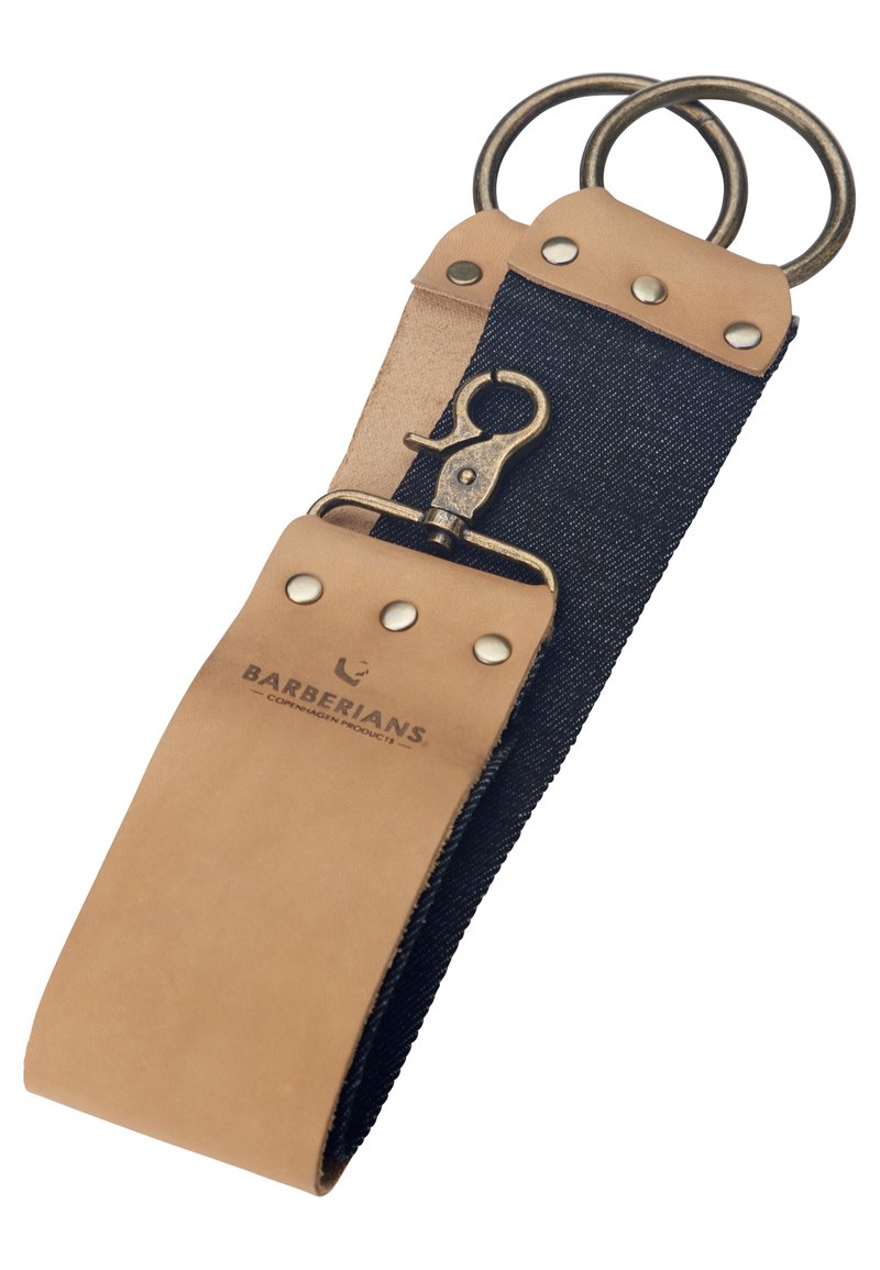 Lær- og denimnøkkelholder i beige og mørkeblå. Har to bronseringer, en snap-krok og metallnagler med logo-detalj.