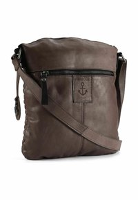 Bruine leren crossbodytas met een ritssluiting bovenaan, een voorvak en decoratieve stiksels aan de zijkant. Voorzien van een afneembare riem en een logopatch.