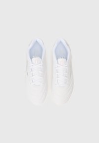 Vita atletiska sneakers med en slät yta, rund tå, snörningsdesign och diskreta varumärkesdetaljer i grått och rött.