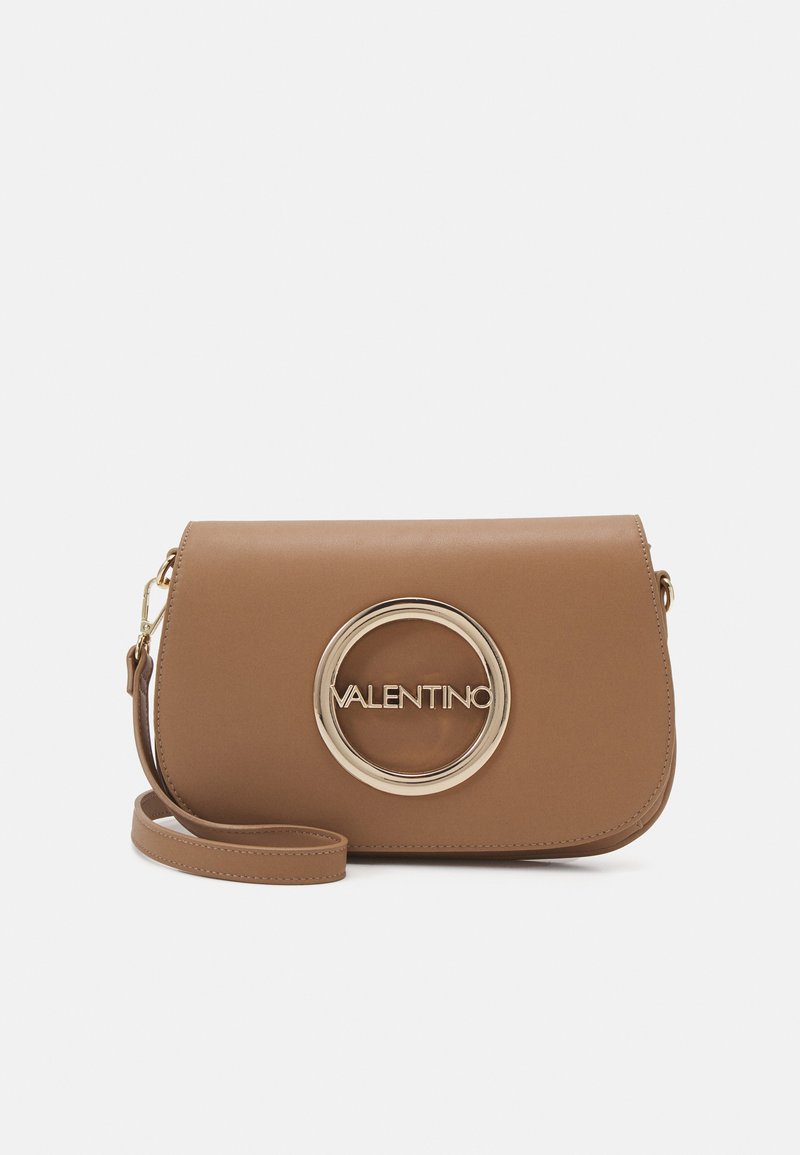 Bolso cruzado de cuero marrón con un acento de hardware dorado en forma redondeada y el logo "VALENTINO". Presenta un cierre con solapa y una correa ajustable.