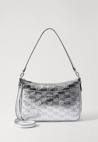 Sølvfarget metallisk håndveske med preget logomønster, slankt design, avtagbar skulderrem og glidelåslukking på toppen.