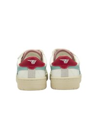 Vita sneakers med en texturerad läderöverdel, rosa inredning, ljusblå accenter och röda hälflikar med en logotyp. Gummisula.