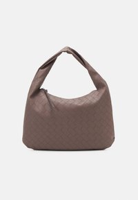 Brązowa pleciona torba o zaokrąglonym kształcie, z pojedynczym skręconym uchwytem i zamknięciem na zamek u góry. Gładka, fakturowana powierzchnia.