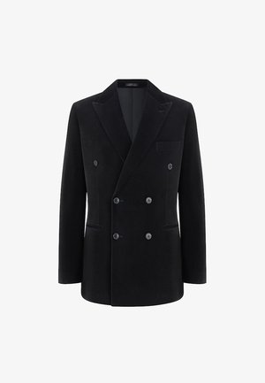 Czarna marynarka męska dwurzędowa z klapami w szpic oraz zamknięciem na cztery guziki, z dwoma kieszeniami bocznymi i jedną kieszenią na piersi.