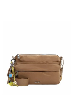 Pruun õlakott mitme luku ja reguleeritava rihmaga ning metallist rõngaste külge kinnitatud värvikate dekoratiivsete ripatsitega.