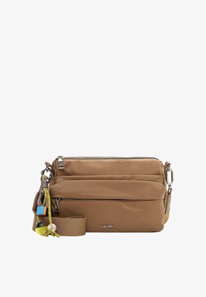 Pruun õlakott mitme luku ja reguleeritava rihmaga ning metallist rõngaste külge kinnitatud värvikate dekoratiivsete ripatsitega.