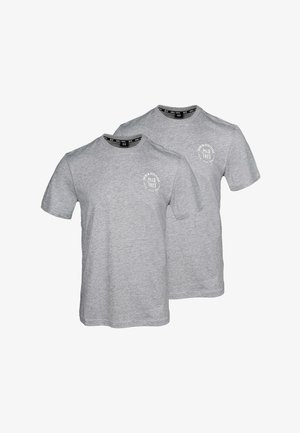 To korte T-shirts med korte ærmer i meleret grå bomuld, med en rund halsudskæring og et cirkulært logo trykt på venstre brystområde.