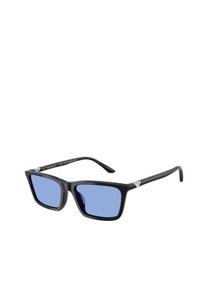 Occhiali da sole neri in plastica con montatura quadrata e lenti blu, dotati di dettagli argentati sulle tempie. Texture liscia e design moderno.