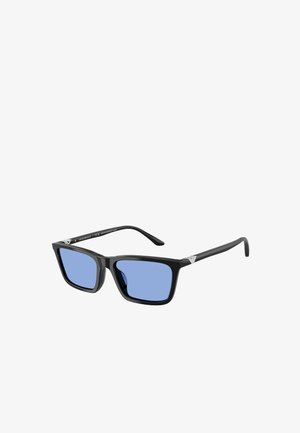 Occhiali da sole neri in plastica con montatura quadrata e lenti blu, dotati di dettagli argentati sulle tempie. Texture liscia e design moderno.