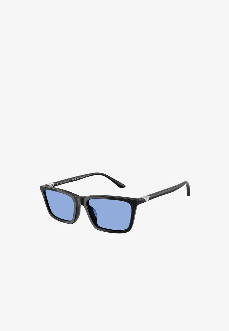 Occhiali da sole neri in plastica con montatura quadrata e lenti blu, dotati di dettagli argentati sulle tempie. Texture liscia e design moderno.