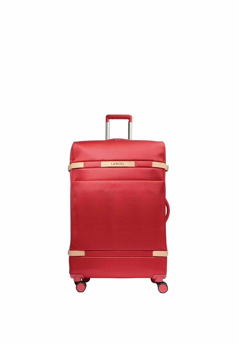 Valise à roulettes souple rouge avec une poignée téléscopique, quatre roues, des sangles beiges et le logo "Lancel" à l'avant.