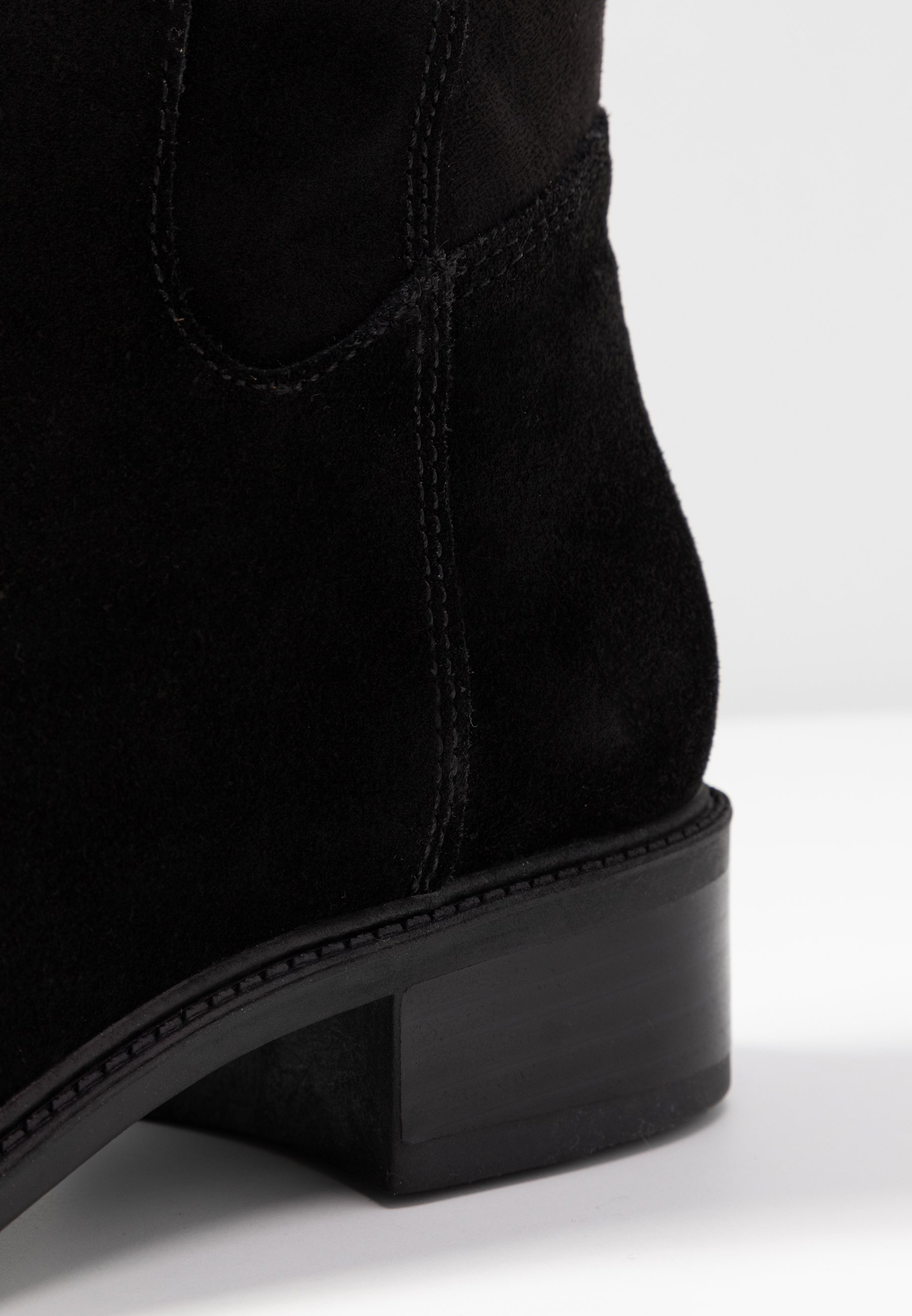 BYSSA Overkneeskor black BYSSA Overkneeskor black