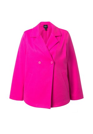 Abrigo de lana de doble botonadura de color rosa brillante con solapas anchas, dos bolsillos frontales y mangas largas, mostrado plano sobre un fondo blanco.