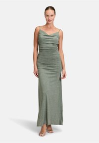Szykowna zielona wieczorowa suknia z metalicznego materiału; posiada marszczony wzór, cienkie ramiączka oraz długość do podłogi.