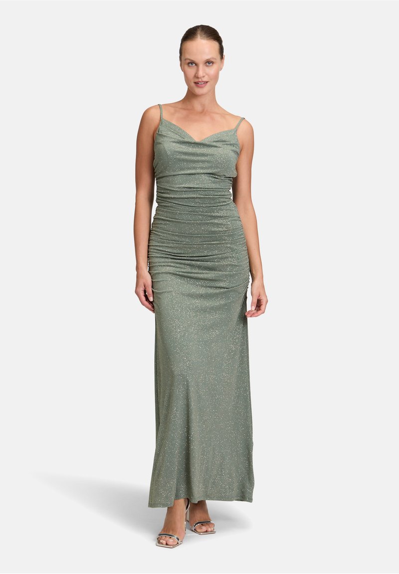 Szykowna zielona wieczorowa suknia z metalicznego materiału; posiada marszczony wzór, cienkie ramiączka oraz długość do podłogi.