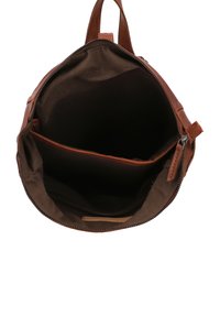 Zaino in pelle marrone con chiusura a zip, caratterizzato da un ampio interno e foderato in tessuto marrone. Include una piccola tasca con zip e un divisore.
