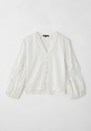 Weiße Bluse mit V-Ausschnitt, Knopfverschluss und durchsichtigen, bestickten langen Ärmeln mit einem wellenförmigen Muster und strukturierten Akzenten.
