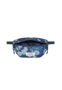 Riñonera de color azul marino hecha de tela duradera, con un diseño de estampado tie-dye, cierre con cremallera y correa ajustable. Logo de Eastpak en la parte frontal.