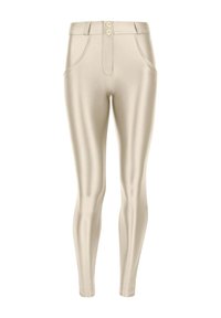 Leggings beige aderenti realizzati in materiale liscio e lucido. Le caratteristiche includono una vita alta, due tasche frontali e chiusura a due bottoni.