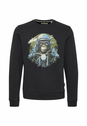 Svart sweatshirt med lång ärm och rundad halsringning, prydd med en grafik av en apa i en hjälm som kör motorcykel mot en färgglad bakgrund.